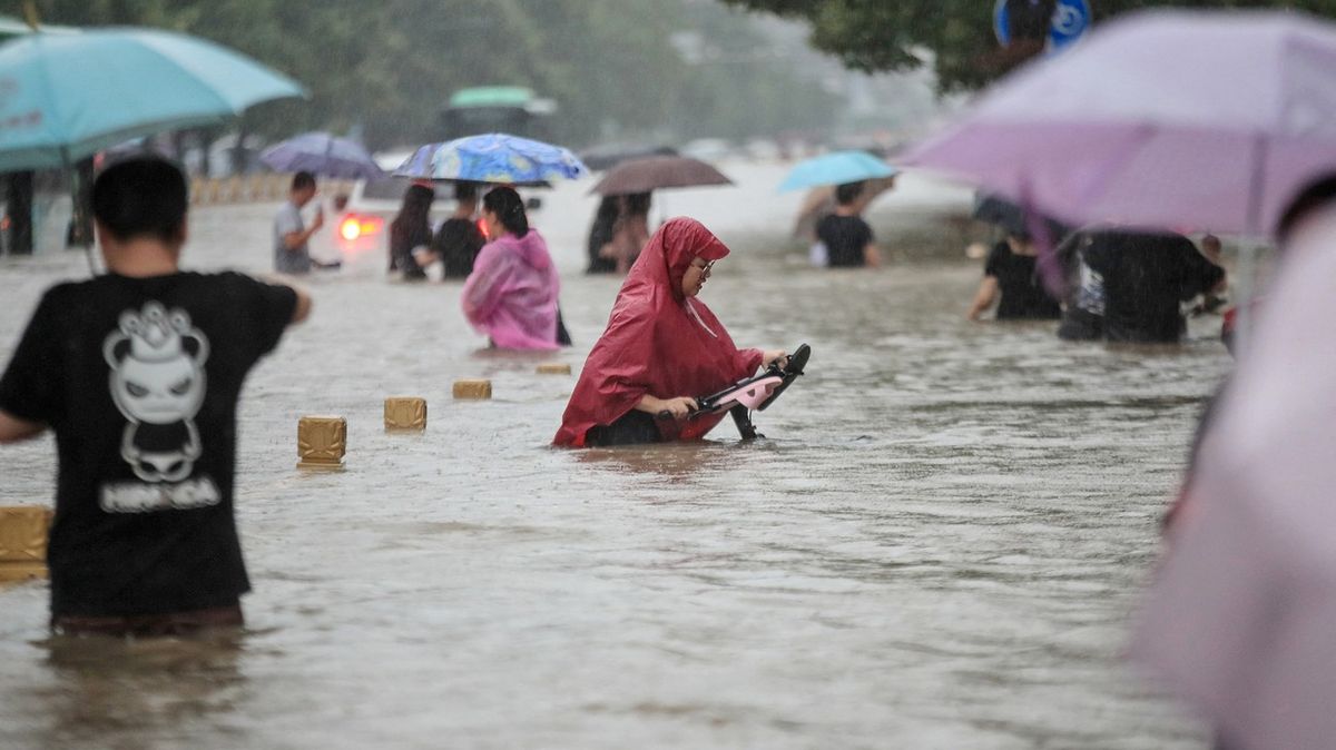 Fotky ze záplav v Číně. Voda v ulicích do pasu a uvěznění v metru